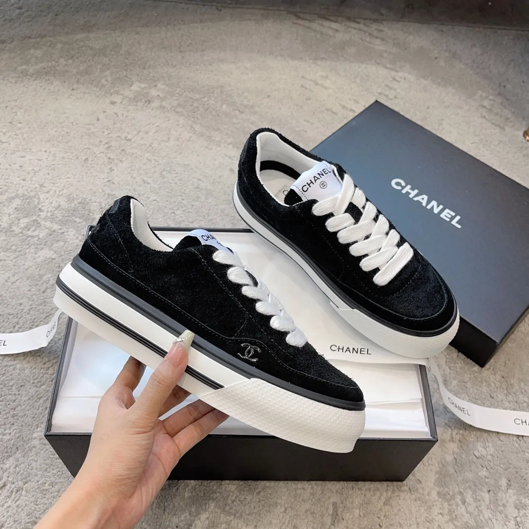 👟👟Ex-factory price 520👟👟 Chanel 23b new panda shoes C's new casual white shoes sneakers There is a reason why these shoes are so popular 🔥 They are so comfortable. They are a shoe that coexists with comfort, beauty and versatility. You can easily walk ten thousand or twenty thousand steps without any pressure. The original development last shape is delicate and stylish, and you are not afraid of wide feet. It will not make your feet fat, and it looks good and comfortable on your feet! It feels very light on the feet! Comfortable and breathable! Super whitening‼ ️It’s really a perfect match. Upper: first-layer cowhide/➕sheepskin lining. Exclusive 1:1 original customization [different from market currency‼ ️】The foot pads are made of imported mixed sheepskin, which is breathable and comfortable! ✔ T👟👟Ex-factory price U outsole exclusive original development private model! Differentiating the market rubber outsole‼ ️✔ Size: 35-39 (40 orders cannot be returned or exchanged)